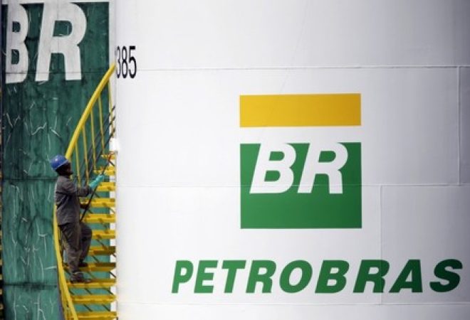 Funcionário pinta tanque da Petrobras em Brasília