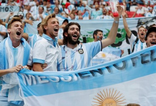 Torcedores argentinos no estádio para jogo com a França na Copa do Mundo da Rússia