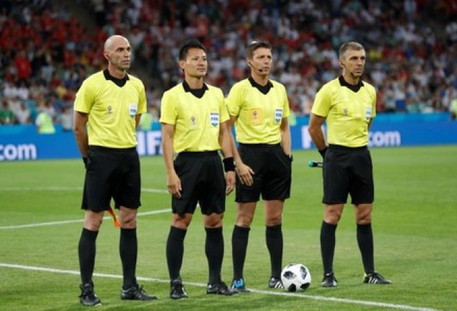 Árbitro Gianluca Rocchi e auxiliares em jogo Espanha x Portugal