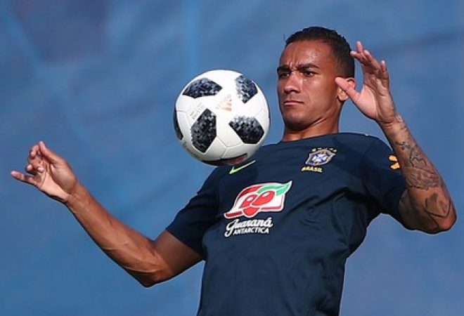 Lateral Danilo em treino da seleção brasileira