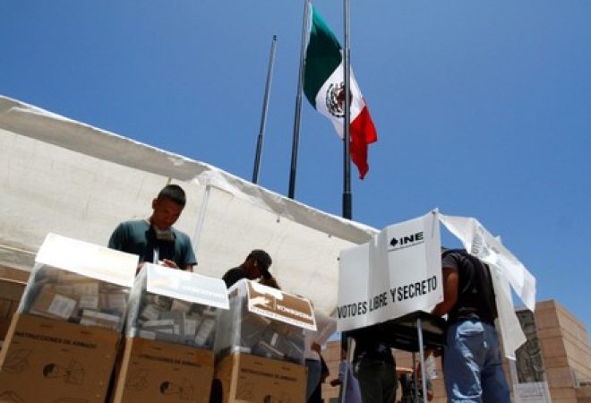 Mexicanos que moram nos EUA registram seus votos em seção eleitoral em Tijuana