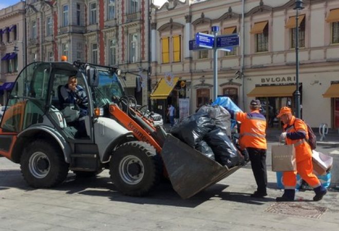 Equipes de limpeza trabalham em rua de Moscou