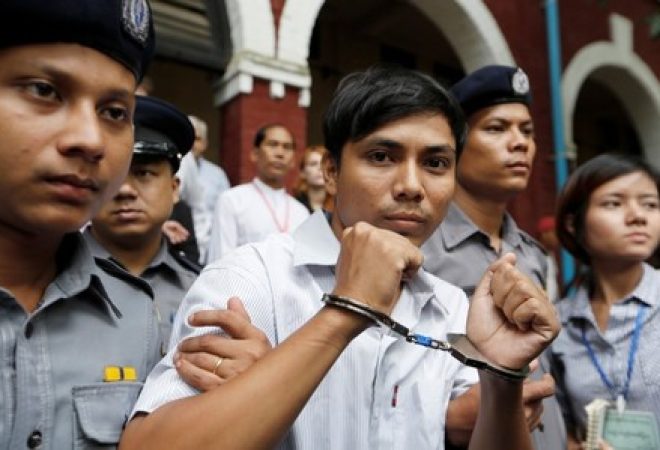 Jornalista da Reuters Kyaw Soe Oo, que está preso em Myanmar, é levado por policiais em tribunal