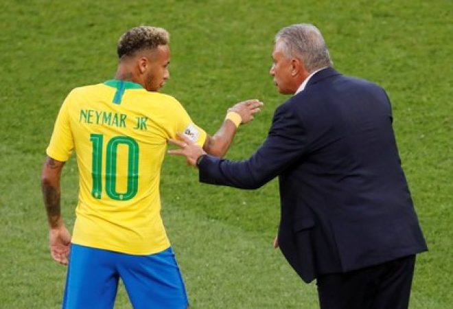 Tite e Neymar em jogo da seleção brasileira na Copa da Rússia