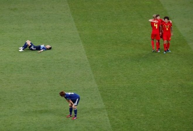 Jogadores da Bélgica comemoram e atletas do Japão lamentam após partida entre as duas equipes na Copa do Mundo
