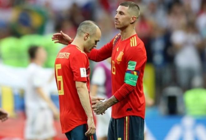 Sérgio Ramos e Iniesta após derrota para a Rússia nos pênaltis