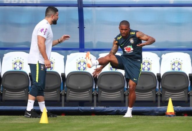 Douglas Costa treina em Sochi