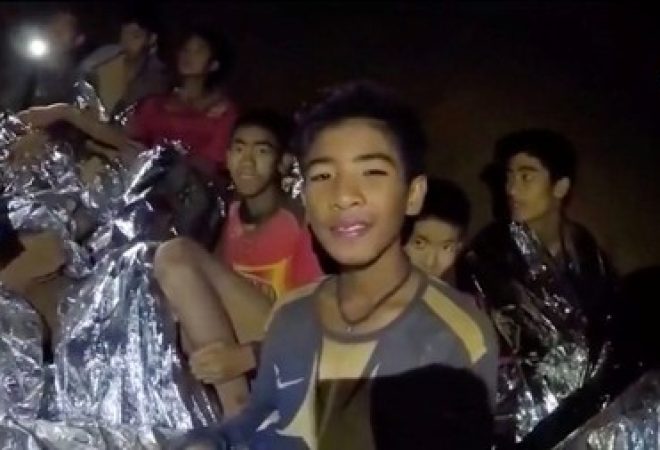 Meninos tailandeses presos em caverna, em imagem retirada de vídeo divulgado pela Marinha