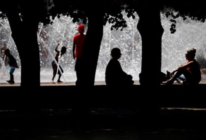 Pessoas se refrescam em fonte de Boston, Massachusetts