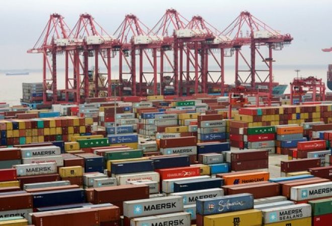 Contêineres em porto de Xangai