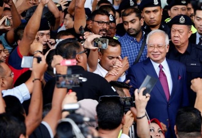Ex-premiê da Malásia Najib Razak cercado por apoiadores ao deixar tribunal de Kuala Lumpur