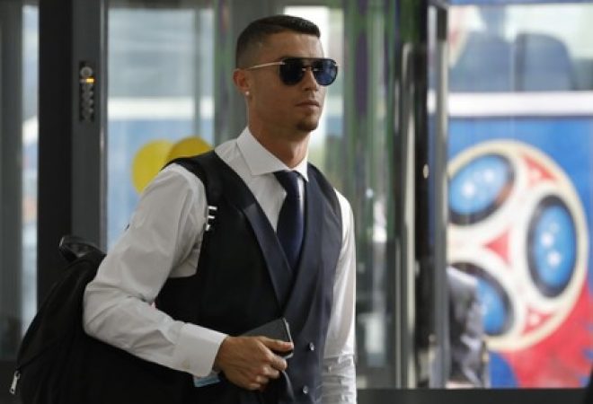 Atacante português Cristiano Ronaldo no aeroporto Zhukovsk, em Moscou
