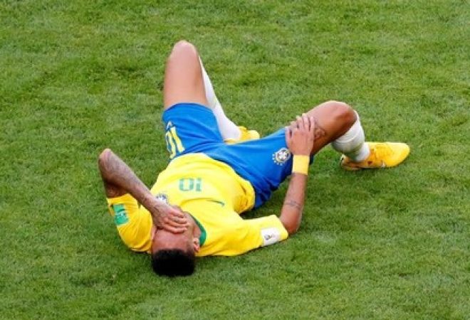 Neymar durante partida Brasil x México