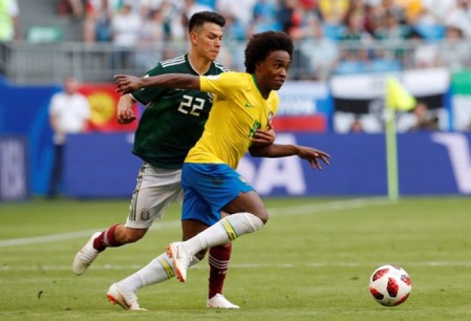 Willian durante jogo do Brasil com o México
