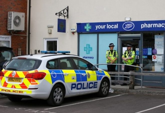 Policiais fazem segurança de local isolado por causa de envenenamento em Amesbury