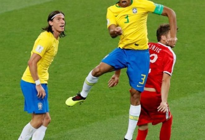 Miranda durante jogo do Brasil com a Sérvia na Copa do Mundo
