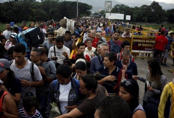 Pessoas atravessam fronteira da Venezuela com a Colômbia