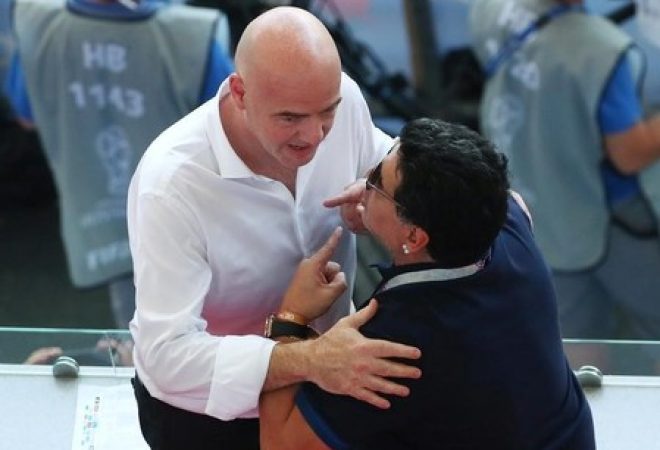 Presidente da Fifa, Gianni Infantino, e ex-jogador argentino Diego Maradona