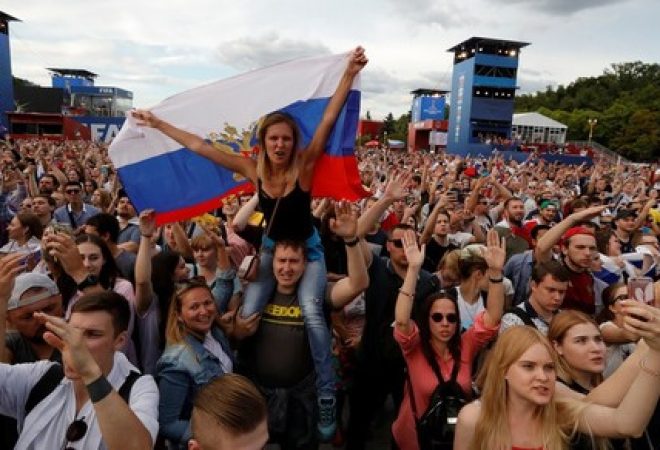 Torcedores russos em fan fest oficial da Fifa em Moscou