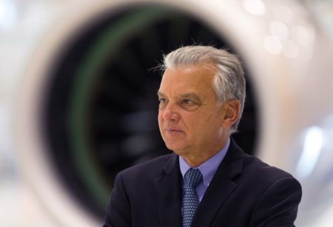 Presidente-executivo da Embraer, Paulo Cesar Silva, posa para fotos na sede da empresa em São José dos Campos
