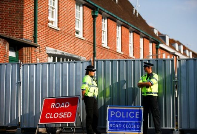 Policiais fazem segurança de local onde duas pessoas foram contaminadas com agente nervoso Novichok em Amesbury