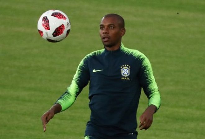 Fernandinho treina com a seleção brasileira