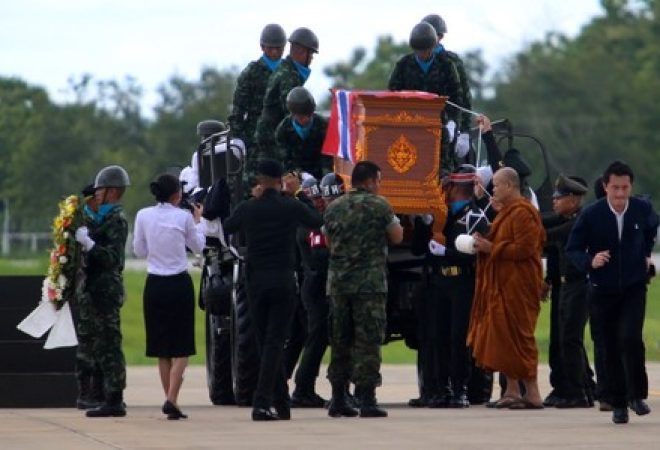 Monge budista lidera cerimônia em homenagem ao ex-mergulhador da Marinha tailandesa Samarn Poonan