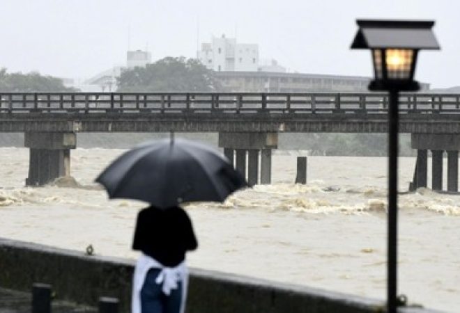 Rio Katsura com nível alto devido a chuvas fortes em Kyoto, no Japão