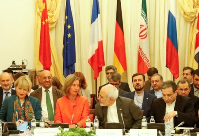 Chefe de política externa da UE, Federica Mogherini, e ministro de Relações Exteriores do Irã, Javad Zarif, durante reunião em Viena