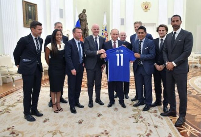 Presidente russo, Vladimir Putin, ao lado do presidente da Fifa, Gianni Infantino, e ex-jogadores