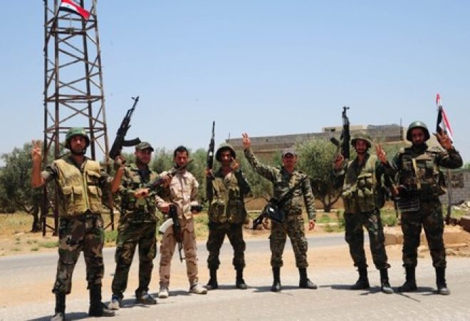 Soldados do Exército sírio posam para foto na região de Deraa