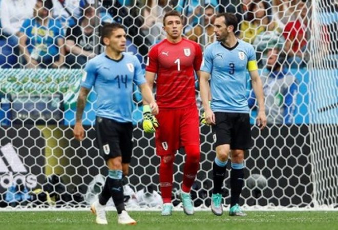 Goleiro uruguaio Fernando Muslera e capitão Diego Godín após segundo gol sofrido no jogo contra a França