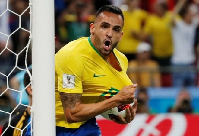 Renato Augusto comemora gol do Brasil