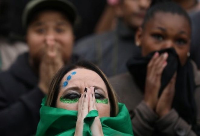 Torcedores lamentam derrota da seleção brasileira em Porto Alegre