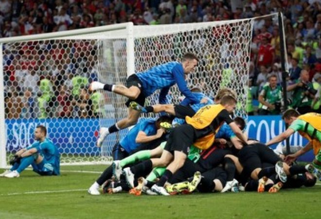 Jogadores da Croácia comemoram vitória sobre a Rússia nos pênaltis e classificação para as semifinais da Copa do Mundo