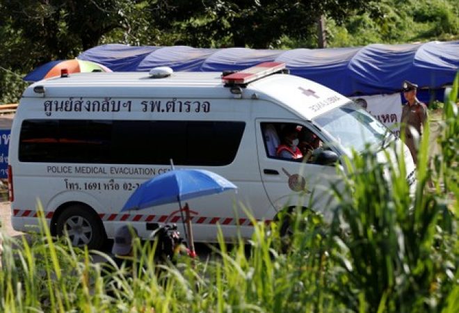 Ambulância deixa complexo de cavernas de Tham Luang em Chiang Rai, na Tailândia