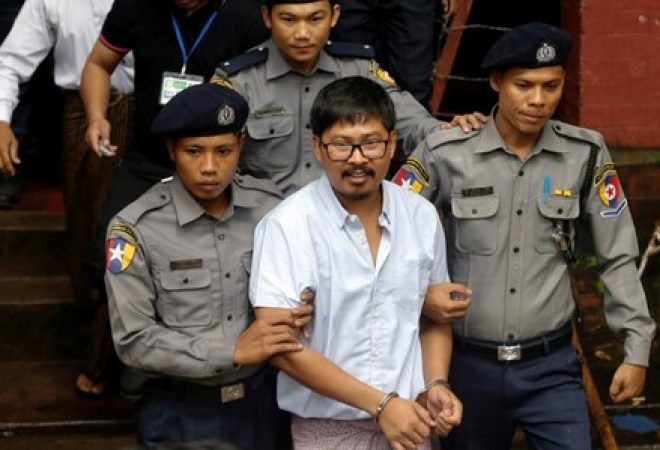 Wa Lone, repórter da Reuters detido em Mianmar, é escoltado por policiais em Yangon
