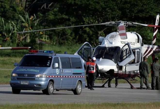 Ambulância carregando meninos resgatados de caverna na Tailândia em aeroporto militar em Chiang Rai
