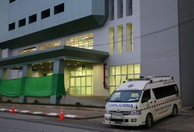 Ambulância é vista em frente a hospital Prachanukroh, em Chiang Rai, na Tailândia