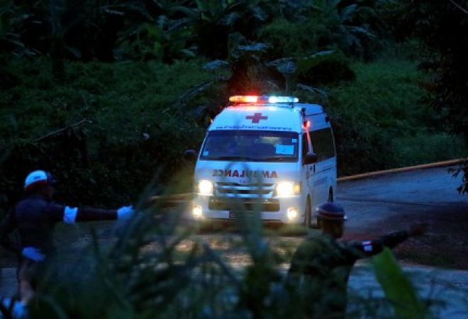 Ambulância deixa caverna de Tham Luang em Chiang Rai, na Tailândia
