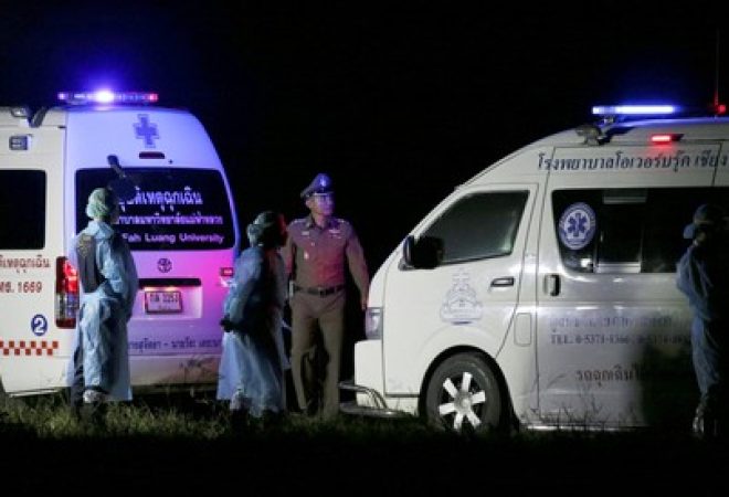 Ambulâncias aguardam para transportar meninos resgatados em caverna da Tailândia