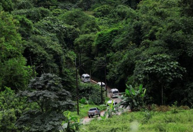Grupo de ambulâncias a caminho da caverna de Tham Luang, na Tailândia