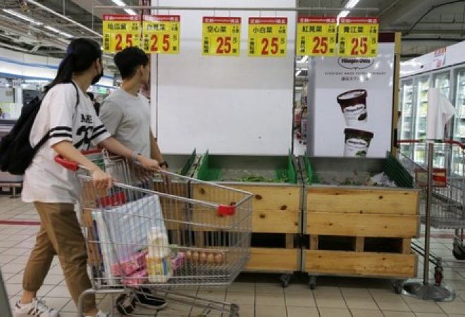 Balcões vazios em mercado de Taipé antes da chegada de supertufão Maria