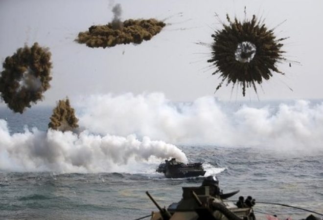 Embarcações da Marinha da Coreia do Sul durante exercício militar com os EUA em Pohang