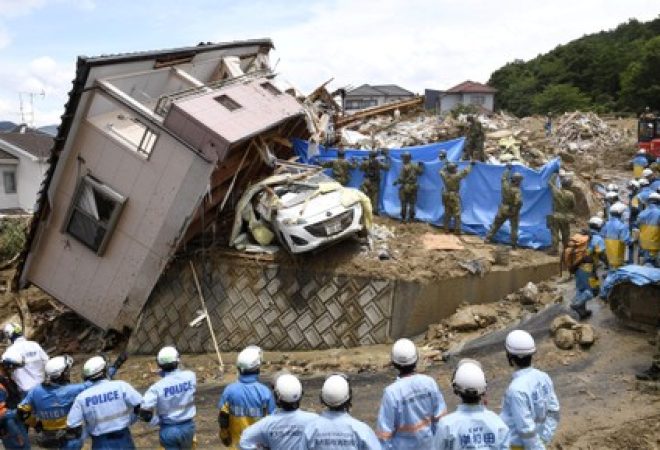 Equipes de resgate fazem buscas por pessoas desaparecidas em casa derrubada pela chuva na cidade japonesa de Kumano