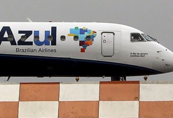 Avião da Azul se prepara para decolar do aeroporto de Congonhas, em São Paulo
