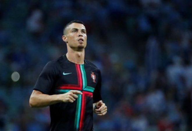 Atacante português Cristiano Ronaldo durante aquecimento em Sochi, na Rússia