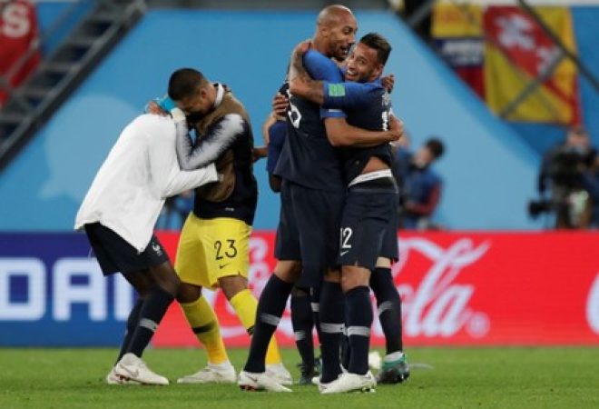 Jogadores da França comemoram classificação para a final da Copa do Mundo após vitória sobre a Bélgica