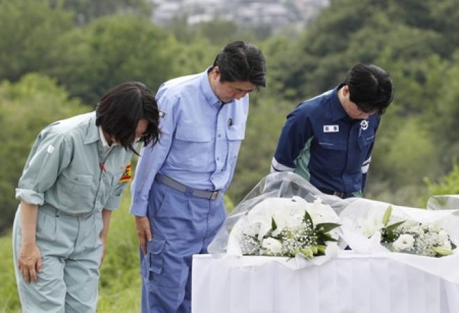 Primeiro-ministro japonês, Shinzo Abe, presta homenagem a vítimas das chuvas em Kurashiki