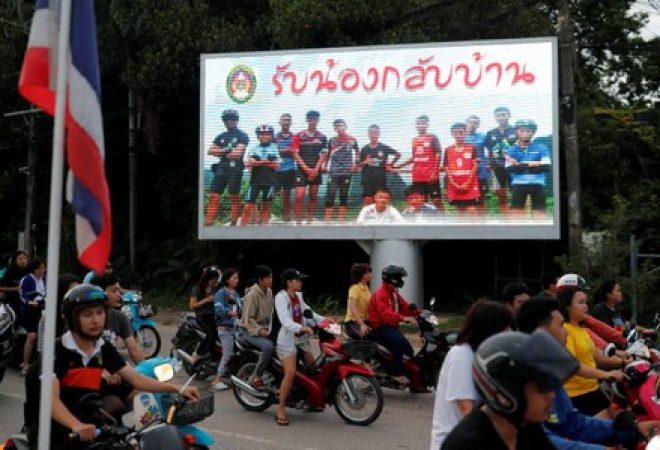 Outdoor com mensam "Bem-vindos, meninos" em Chiang Rai após resgate de 12 garotos e seu técnico de futebol